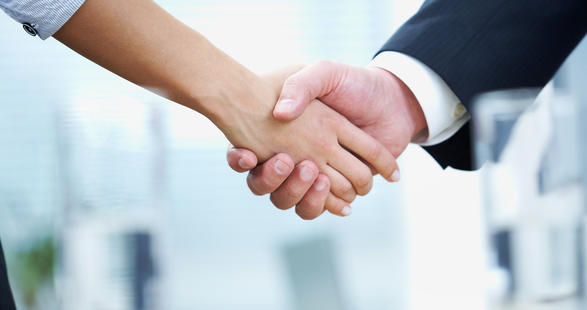 atelier-hommes-affaire-se-serrant-main